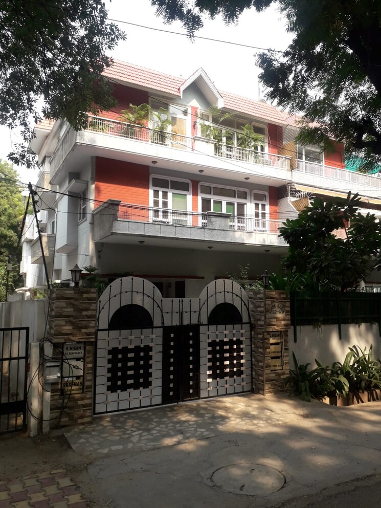 Exterior View, rwa-hauz-khas-block-c-5 3 Bedroom 400 Sq.Yd. Builder Floor In Hauz Khas Delhi 8959616