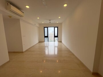 Room in 3 BHK Apartment at Worli – for Rent