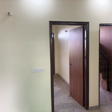 Room in 3 BHK Builder Floor at Ashoka Enclave 3, Subash Nagar – for Rent