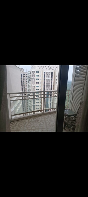 Room in 3 BHK Apartment at DLF Park Place, Sector 54 – for Rent