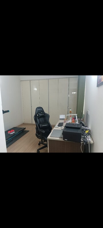 Team Area in 3 BHK Apartment at DLF Park Place, Sector 54 – for Rent