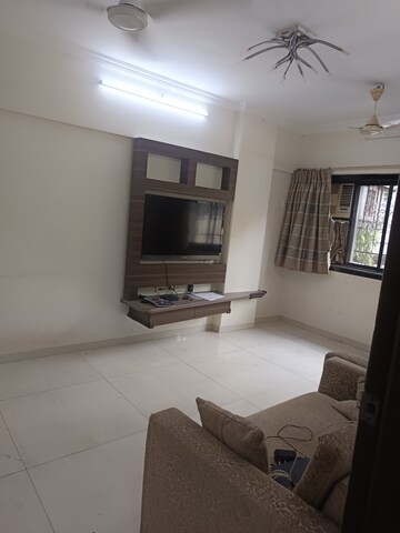 Living Room in 2.5 BHK Apartment at Vile Parle East – for Rent