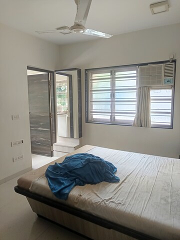Bedroom in 2.5 BHK Apartment at Vile Parle East – for Rent