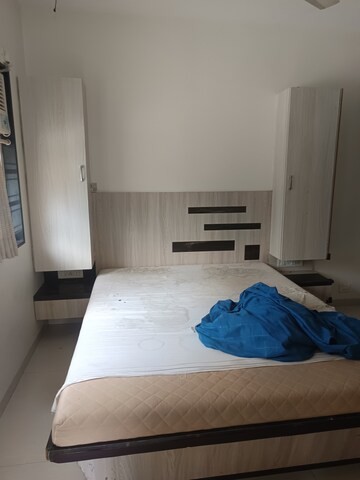 Bedroom in 2.5 BHK Apartment at Vile Parle East – for Rent