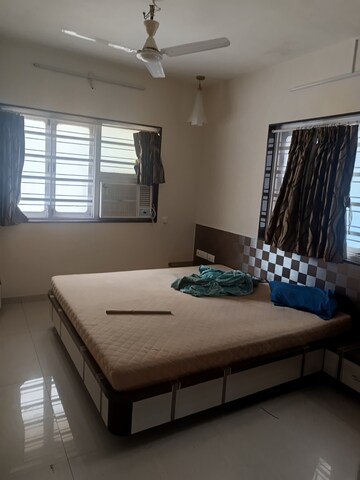 Bedroom in 2.5 BHK Apartment at Vile Parle East – for Rent