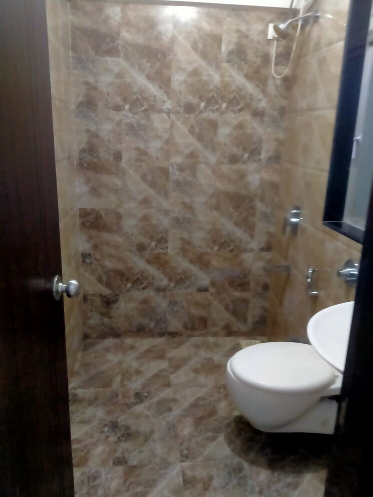 Bathroom, jeevan-sarita-chs 2 Bedroom 540 Sq.Ft. Apartment In Vile Parle East Mumbai 8959799