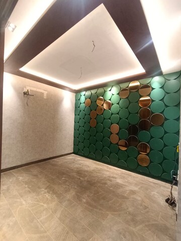 Room in 4 BHK Apartment at New Alipore – for Sale