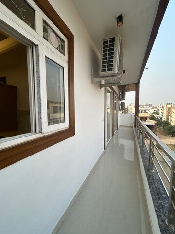 Building Lobby in 3 BHK Apartment at Unitech Uniworld Gardens, Sector 47 – for Rent