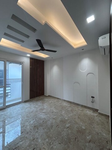 Room in 3 BHK Apartment at Unitech Uniworld Gardens, Sector 47 – for Rent