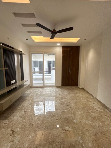 Room in 3 BHK Apartment at Unitech Uniworld Gardens, Sector 47 – for Rent