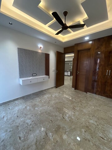 Room in 3 BHK Apartment at Unitech Uniworld Gardens, Sector 47 – for Rent