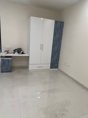 Room in 3 BHK Apartment at Pioneer Park Phase 1, Sector 61 – for Rent