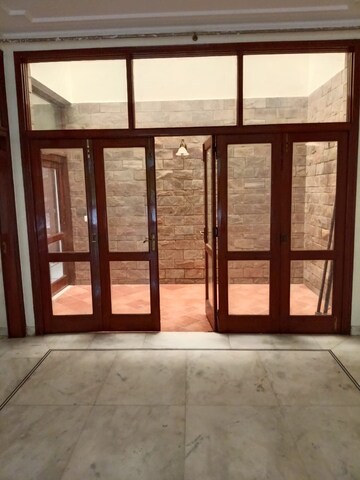 Room in 6 BHK Villa at DLF Atria, Dlf Phase ii – for Rent