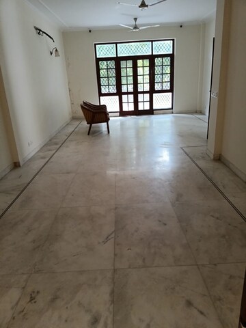 Room in 6 BHK Villa at DLF Atria, Dlf Phase ii – for Rent