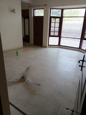 Room in 6 BHK Villa at DLF Atria, Dlf Phase ii – for Rent