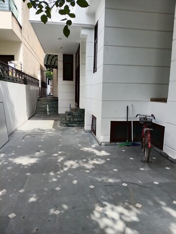 Parking in 6 BHK Villa at DLF Atria, Dlf Phase ii – for Rent