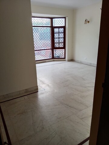 Room in 6 BHK Villa at DLF Atria, Dlf Phase ii – for Rent