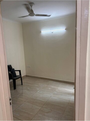 Room in 2 BHK Apartment at Gaur City 7th Avenue, Sector 4 Greater Noida – for Rent
