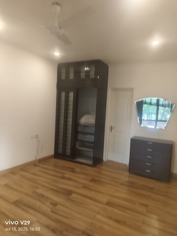 Room in 4 BHK Apartment at Central Park I, Sector 42 – for Rent