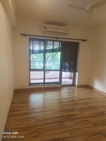 Room in 4 BHK Apartment at Central Park I, Sector 42 – for Rent
