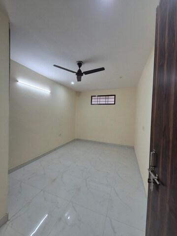 Room in 1.5 BHK Builder Floor at Palm Residency Chhatarpur, Chattarpur – for Rent