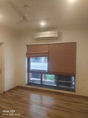 Room in 4 BHK Apartment at Central Park I, Sector 42 – for Rent