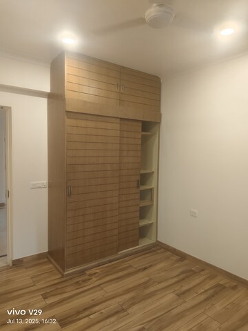 Room in 4 BHK Apartment at Central Park I, Sector 42 – for Rent