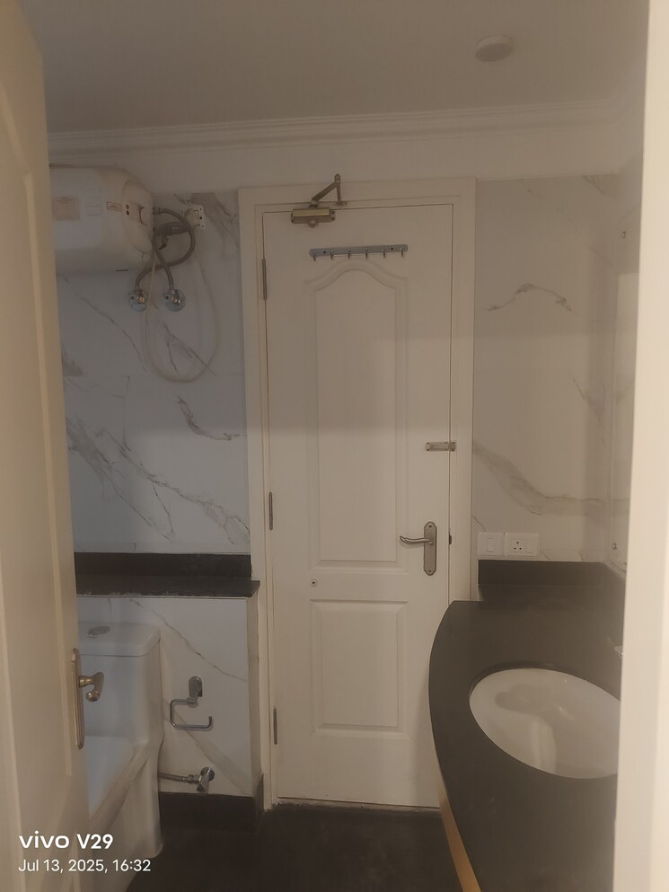 Bathroom, central-park-i 4 Bedroom 2439 Sq.Ft. Apartment In Sector 42 Gurgaon 8960285