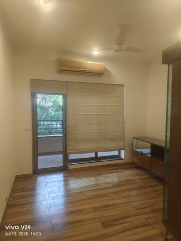 Room in 4 BHK Apartment at Central Park I, Sector 42 – for Rent
