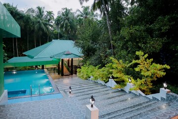 Swimming Pool in 6+ BHK Independent House at Wadakkanchery – for Sale