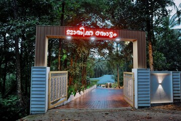 Swimming Pool in 6+ BHK Independent House at Wadakkanchery – for Sale