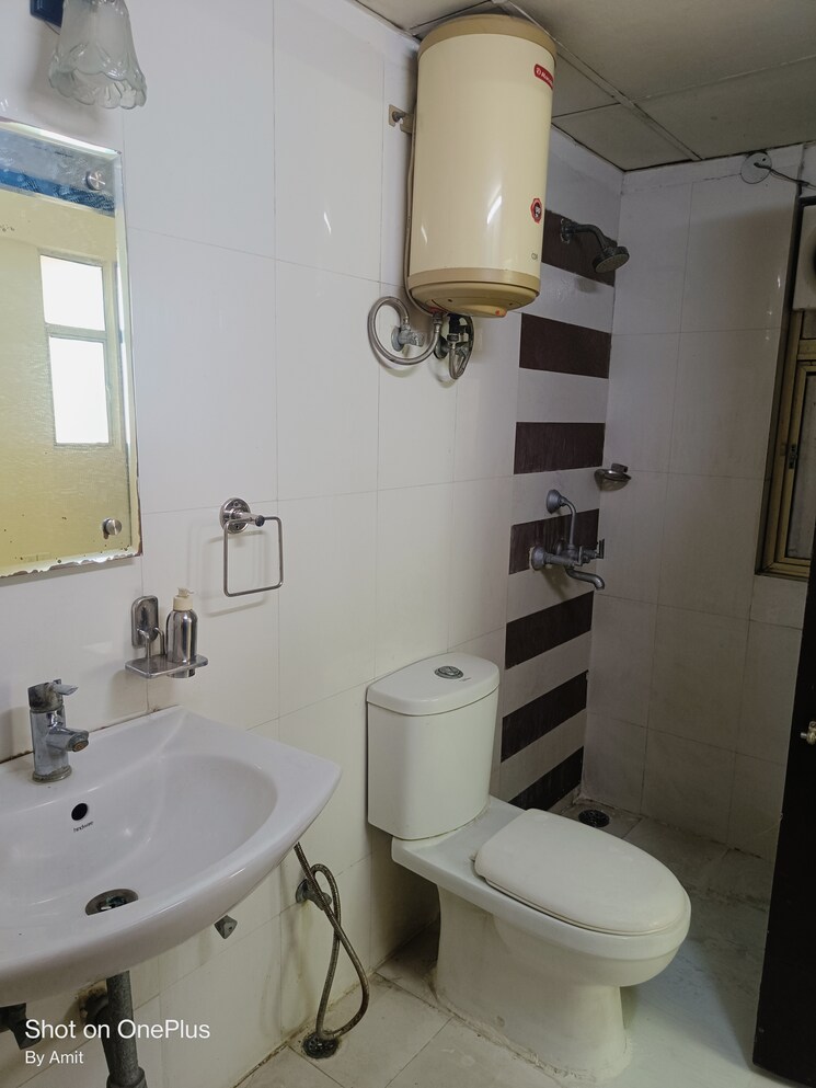 Bathroom, amrapali-eden-park 4 Bedroom 2450 Sq.Ft. Apartment In Sector 50 Noida 8937766