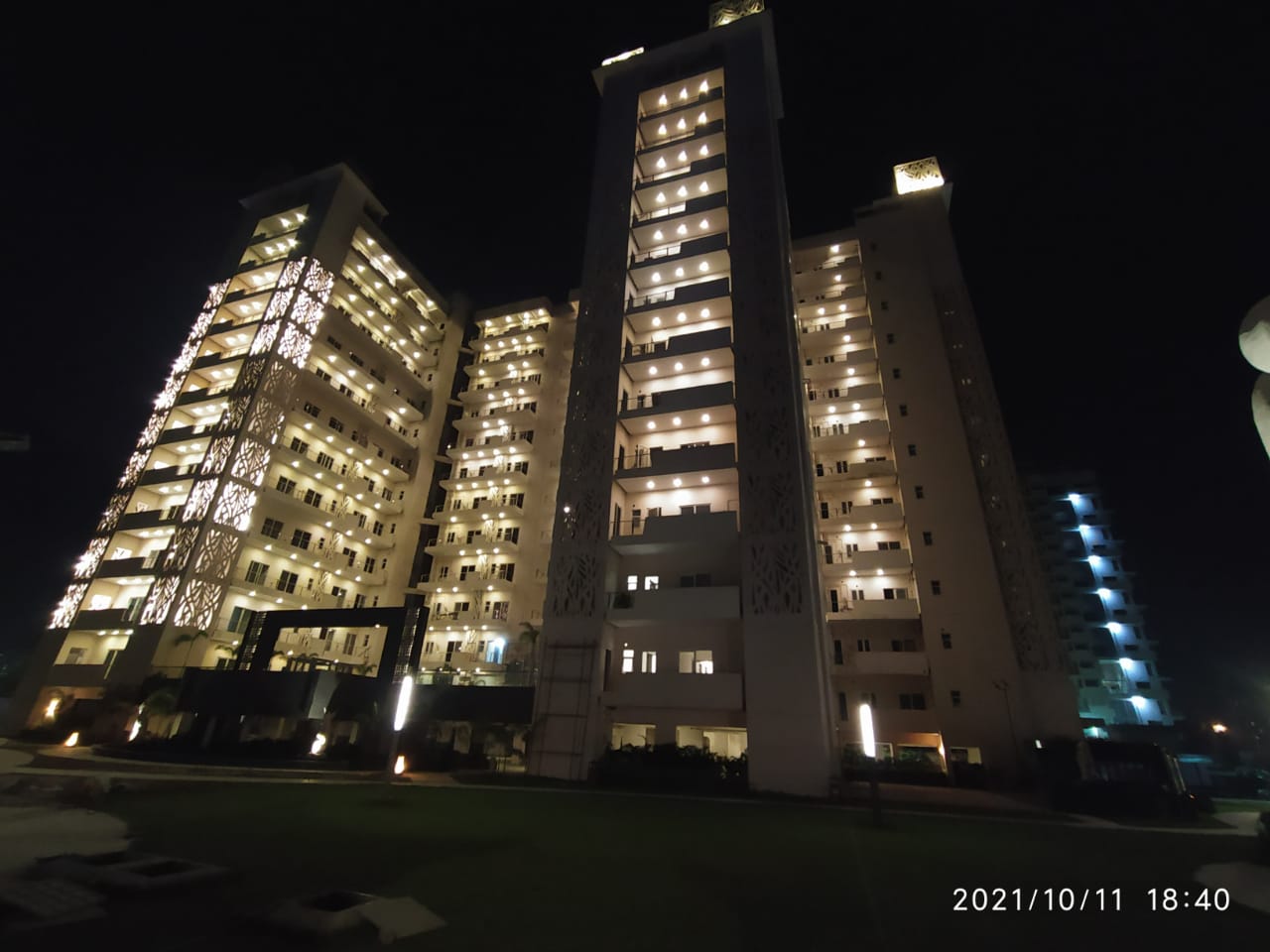 3.5 BHK + Servant Room Apartment For Sale in Arihant South Winds
