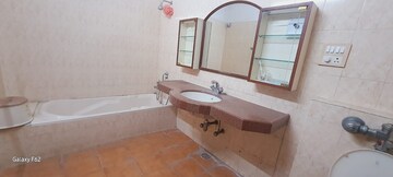 Bathroom in 5 BHK Independent House at Ramdaspeth – for Rent