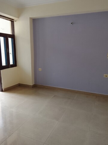 Room in 4 BHK Apartment at Amrapali Royal, Vaibhav Khand – for Rent