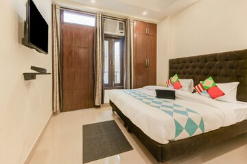 Bedroom in 2 BHK Builder Floor at Palm Residency Chhatarpur, Chattarpur – for Rent