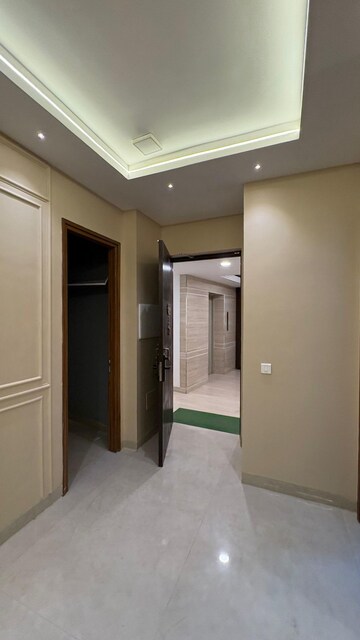 Room in 4 BHK Apartment at Gomti Nagar – for Rent