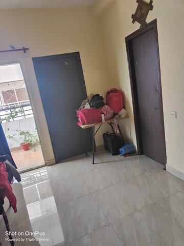Bedroom in 3.5 BHK Apartment at Gomti Nagar – for Rent