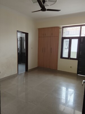 Room in 4 BHK Apartment at Amrapali Royal, Vaibhav Khand – for Sale