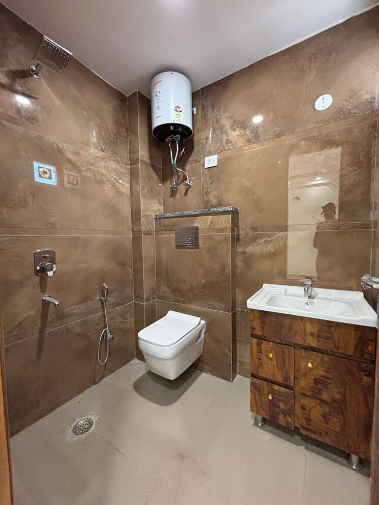 Bathroom, palm-residency-chhatarpur 3 Bedroom 1200 Sq.Ft. Builder Floor In Chattarpur Delhi 8960640