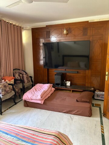 Living Room in 3 BHK Builder Floor at Sector 35 – for Rent