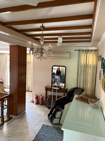 Living Room in 3 BHK Builder Floor at Sector 35 – for Rent