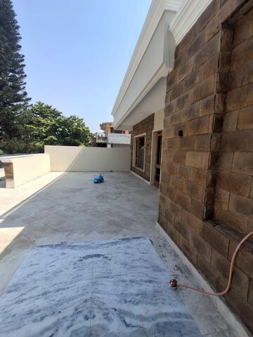 Balcony in 2 BHK Builder Floor at Sector 21 – for Rent