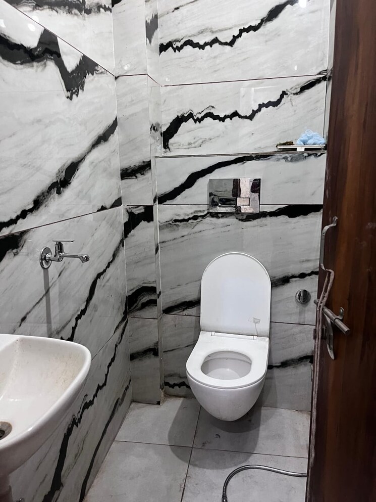 Bathroom, ashok-vihar-sector-3 2.5 Bedroom 1208 Sq.Ft. Builder Floor In Sector 3 Gurgaon 8960784