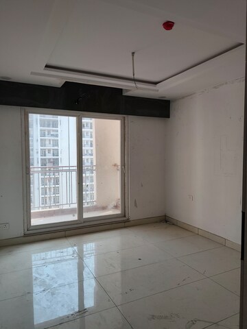 Room in 3.5 BHK Apartment at Rishita Manhattan, Gomti Nagar – for Rent