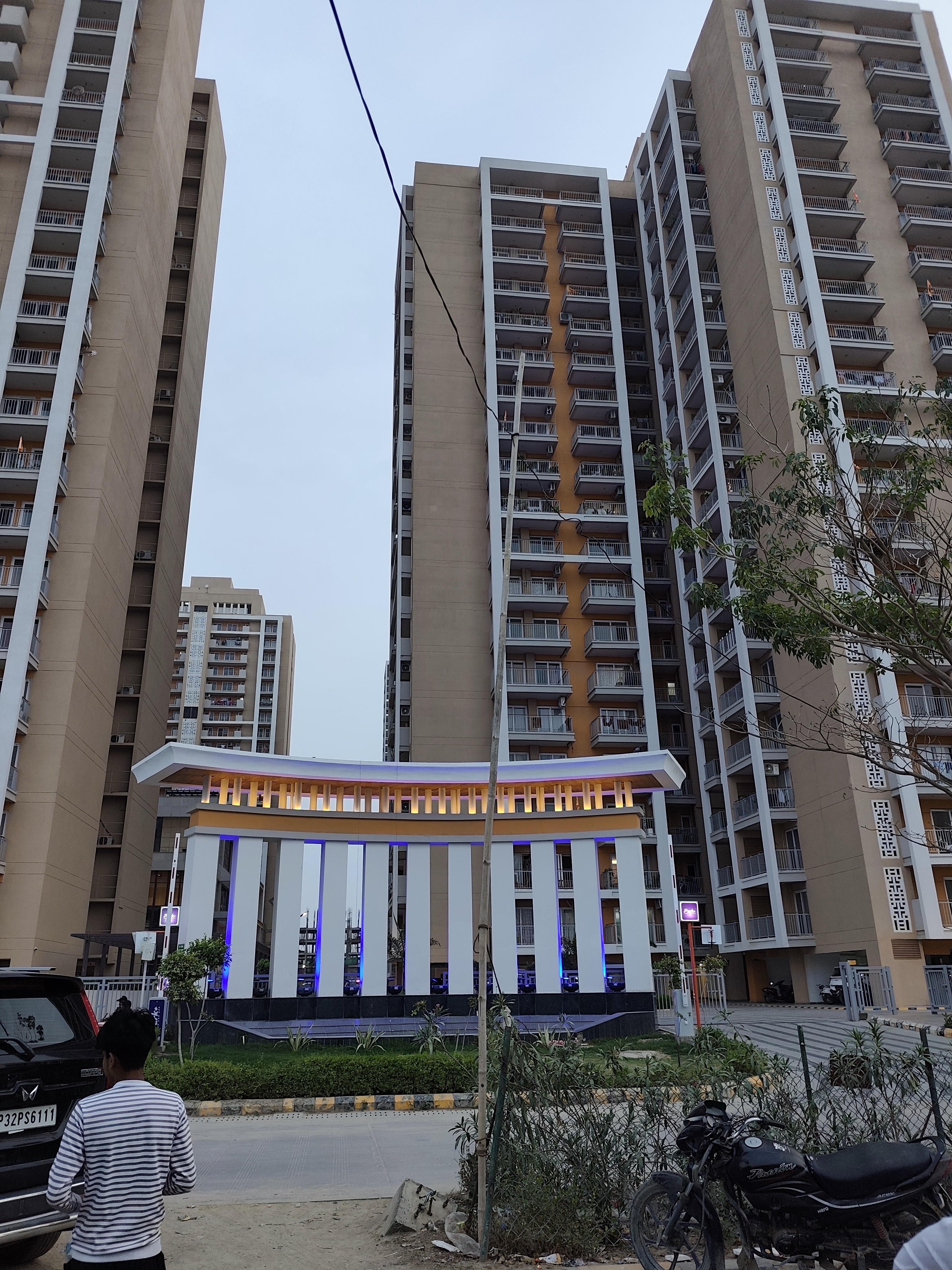 3.5 BHK + Servant Room Apartment For Rent in Rishita Manhattan