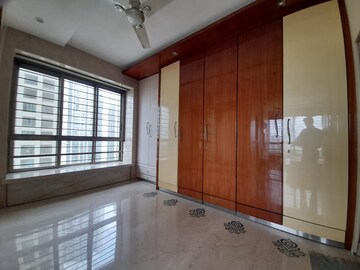 Room in 4 BHK Apartment at Oberoi Realty Woods, Goregaon East – for Rent