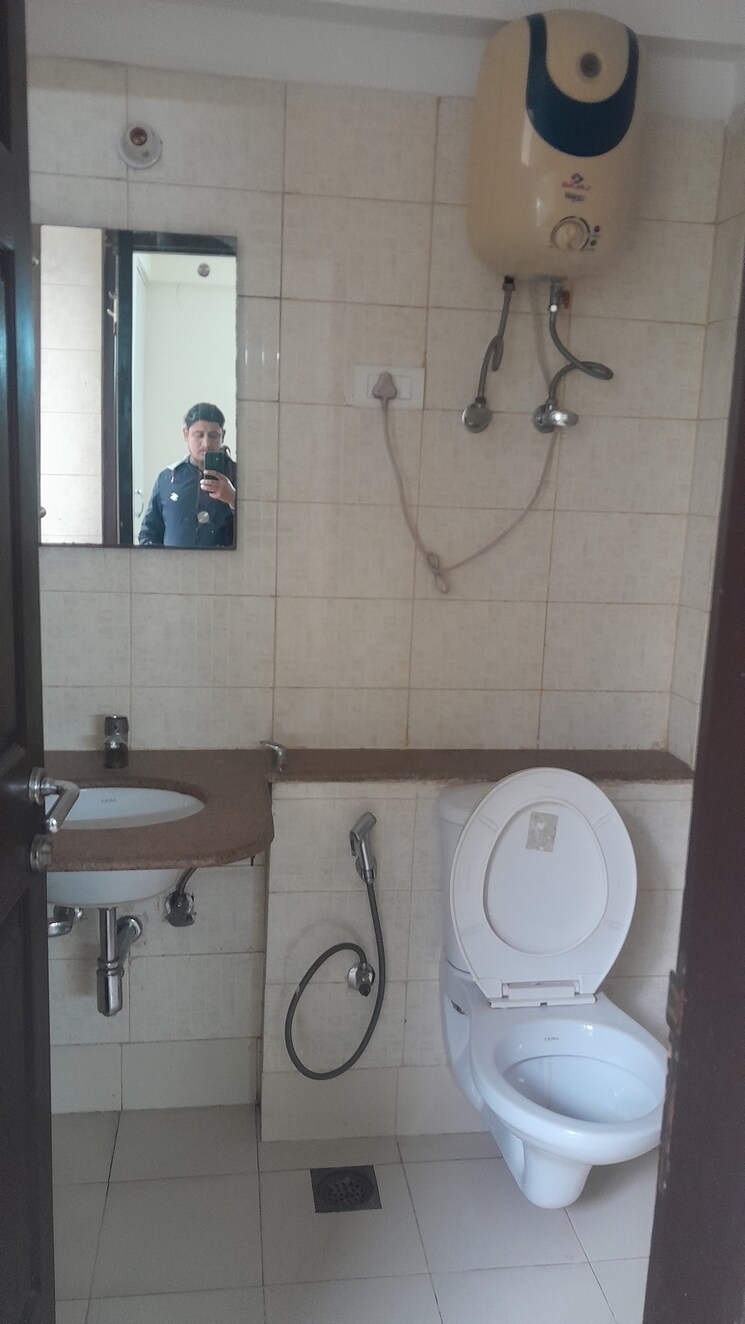 Bathroom, unitech-woodstock-floors 3 Bedroom 1450 Sq.Ft. Builder Floor In Sector 50 Gurgaon 8960819