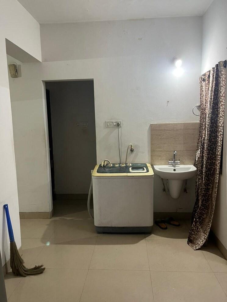 Nearby, salarpuria-h-and-m-royal 1 Bedroom 645 Sq.Ft. Apartment In Kondhwa Pune 8960882