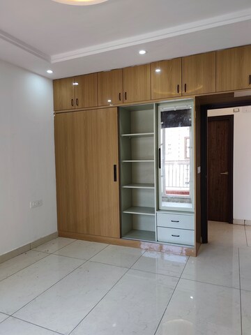 Room in 3.5 BHK Apartment at Rishita Manhattan, Gomti Nagar – for Rent